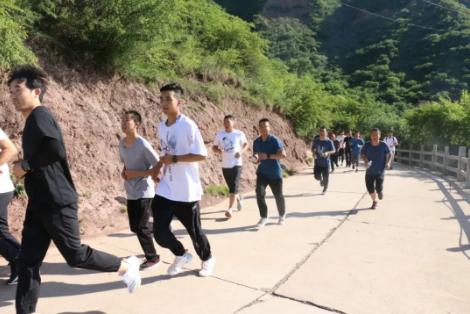 助力文旅市场 展示产投风采——乐鱼网页版-乐鱼(中国)
组织开展员工登山比赛活动(图3)